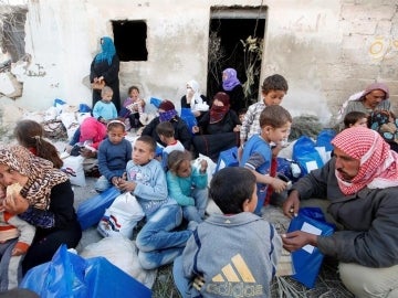 Familias sirias esperan la entrega de ayuda humanitaria
