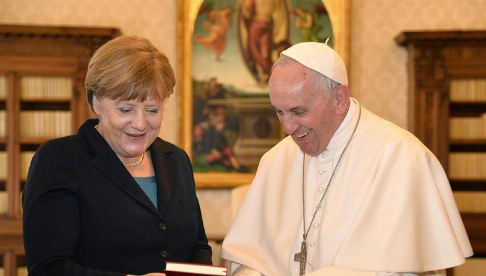 El Papa Francisco, junto a la canciller alemana Angela Merkel