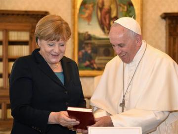 El Papa Francisco, junto a la canciller alemana Angela Merkel