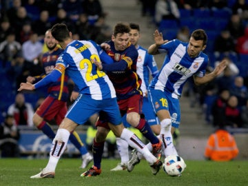 Messi, rodeado de jugadores del Espanyol