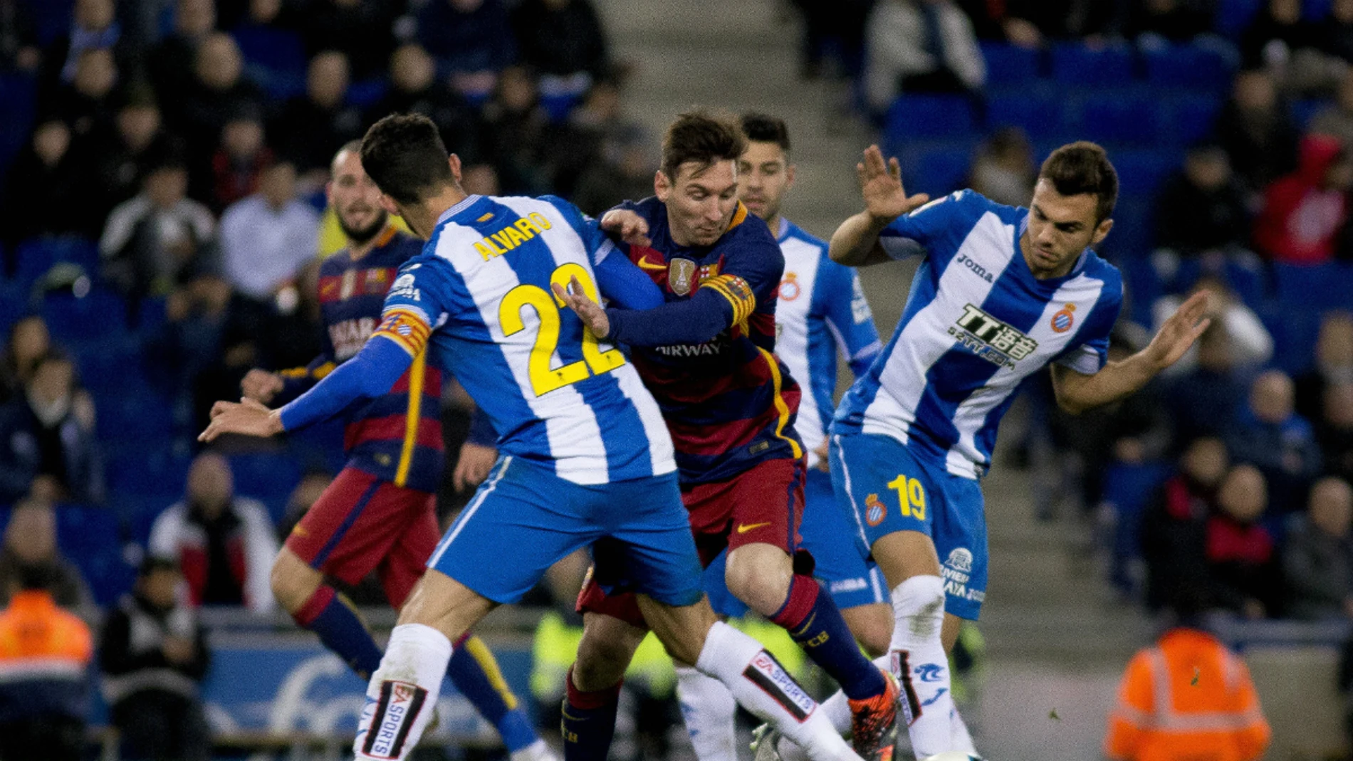 Messi, rodeado de jugadores del Espanyol Messi, rodeado de jugadores del Espanyol