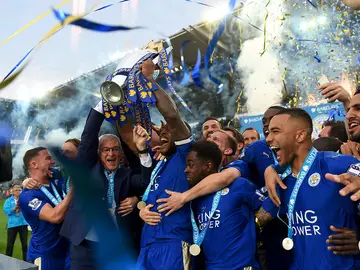 El Leicester levanta la Copa de campeón de la Premier League El Leicester levanta la Copa de campeón de la Premier League