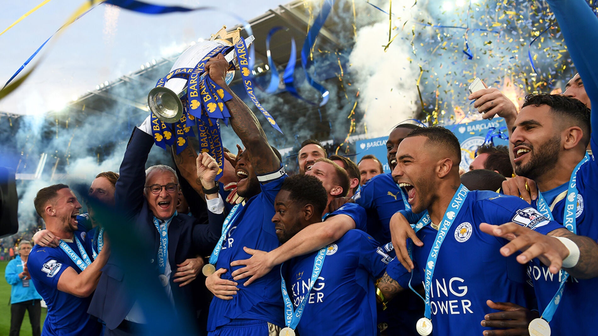 El Leicester levanta la Copa de campe&oacute;n de la Premier League