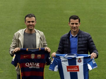 Luis Enrique y Galca posan con las camisetas de Barcelona y Espanyol