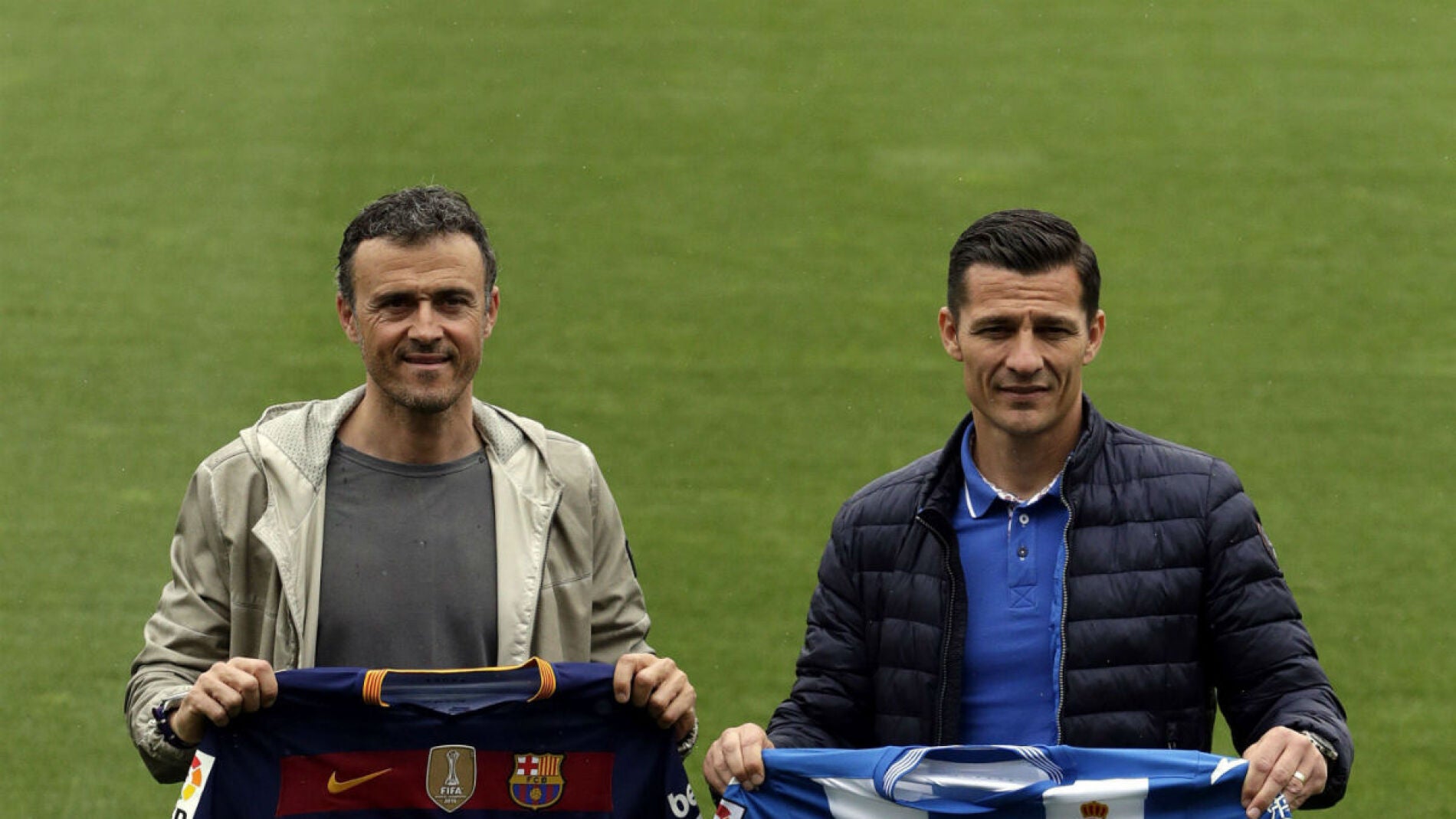 Luis Enrique y Galca posan con las camisetas de Barcelona y Espanyol