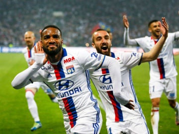 Los jugadores del Lyon celebran un gol ante el Mónaco