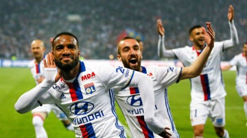 Los jugadores del Lyon celebran un gol ante el Mónaco