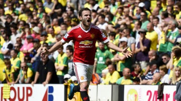 Mata celebra un gol con el United