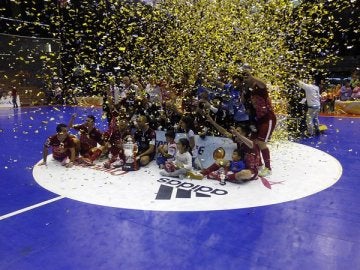 Los jugadores de ElPozo celebran la Copa del Rey