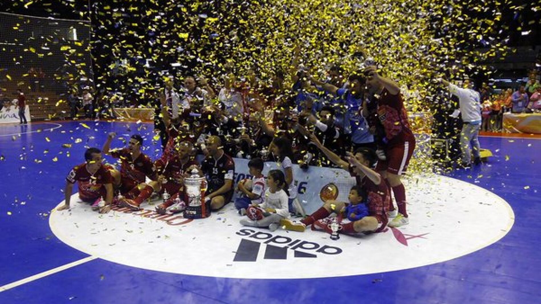Los jugadores de ElPozo celebran la Copa del Rey