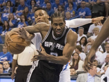 Westbrook intenta parar a Leonard