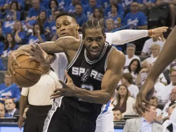 Westbrook intenta parar a Leonard Westbrook intenta parar a Leonard