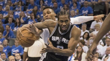 Westbrook intenta parar a Leonard