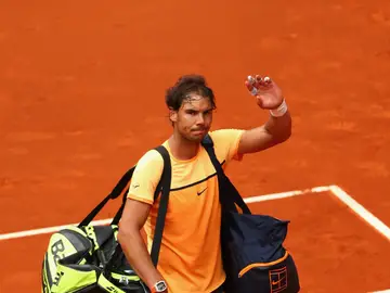 Nadal saluda a la afición Nadal saluda a la afición
