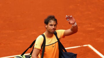 Nadal saluda a la afición