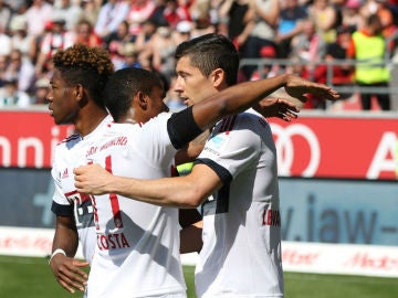 Lewandowski celebra uno de sus goles con Douglas Costa