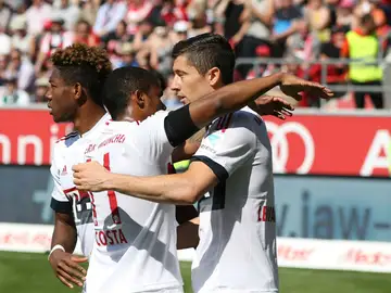 Lewandowski celebra uno de sus goles con Douglas Costa Lewandowski celebra uno de sus goles con Douglas Costa