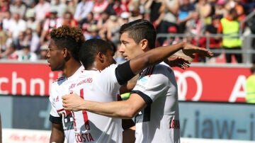 Lewandowski celebra uno de sus goles con Douglas Costa