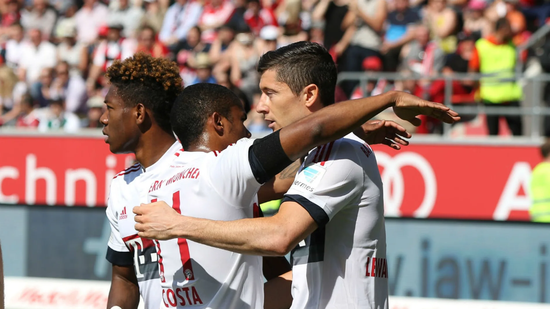 Lewandowski celebra uno de sus goles con Douglas Costa Lewandowski celebra uno de sus goles con Douglas Costa
