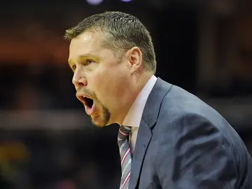 Dave Joerger dando órdenes a su equipo Dave Joerger dando órdenes a su equipo