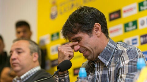 Valer&oacute;n, emocioando al anunciar su retirada del f&uacute;tbol