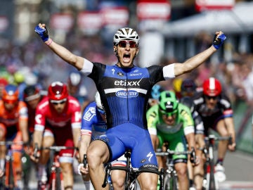 Kittel celebra la victoria en la 2ª etapa del Giro