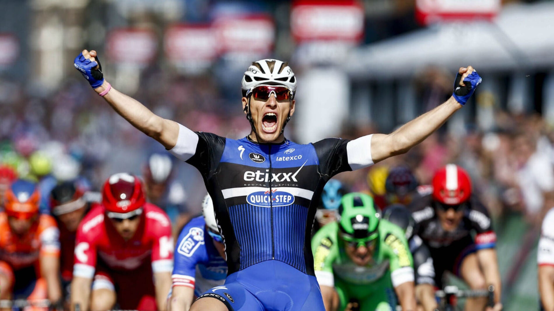 Kittel celebra la victoria en la 2&ordf; etapa del Giro