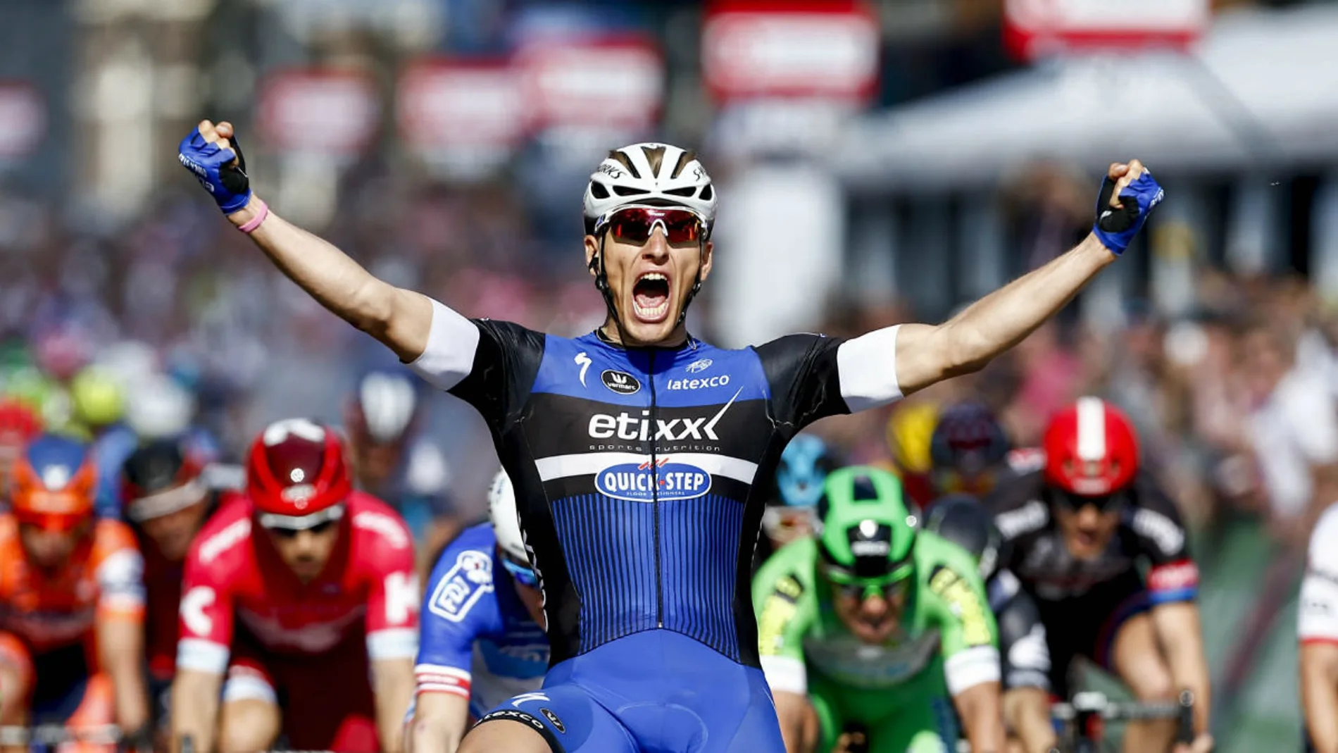 Kittel celebra la victoria en la 2ª etapa del Giro Kittel celebra la victoria en la 2ª etapa del Giro