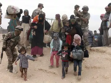 Refugiados sirios a su llegada este jueves a un campamento en el paso fronterizo de Al-Hadalat, cerca de Royashed, Jordania. Refugiados sirios a su llegada este jueves a un campamento en el paso fronterizo de Al-Hadalat, cerca de Royashed, Jordania.