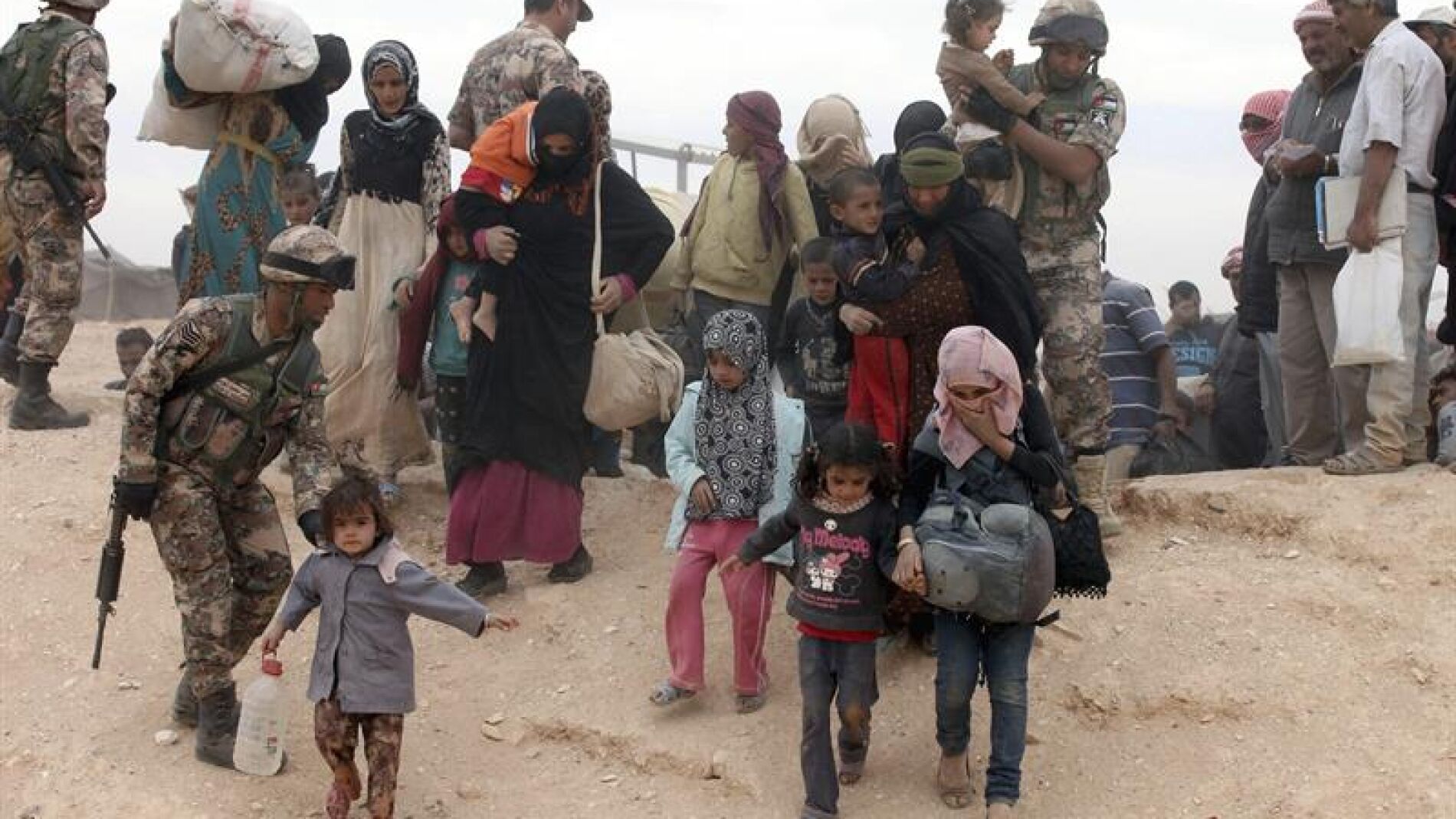 Refugiados sirios a su llegada este jueves a un campamento en el paso fronterizo de Al-Hadalat, cerca de Royashed, Jordania.