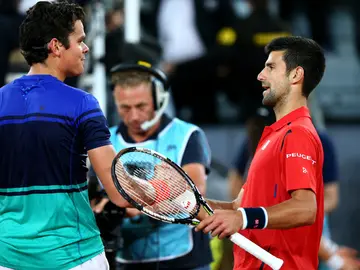 Djokovic saluda a Raonic tras su triunfo Djokovic saluda a Raonic tras su triunfo