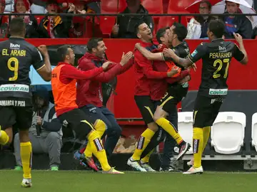 Los jugadores del Granada celebran el gol de Cuenca Los jugadores del Granada celebran el gol de Cuenca