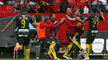 Los jugadores del Granada celebran el gol de Cuenca