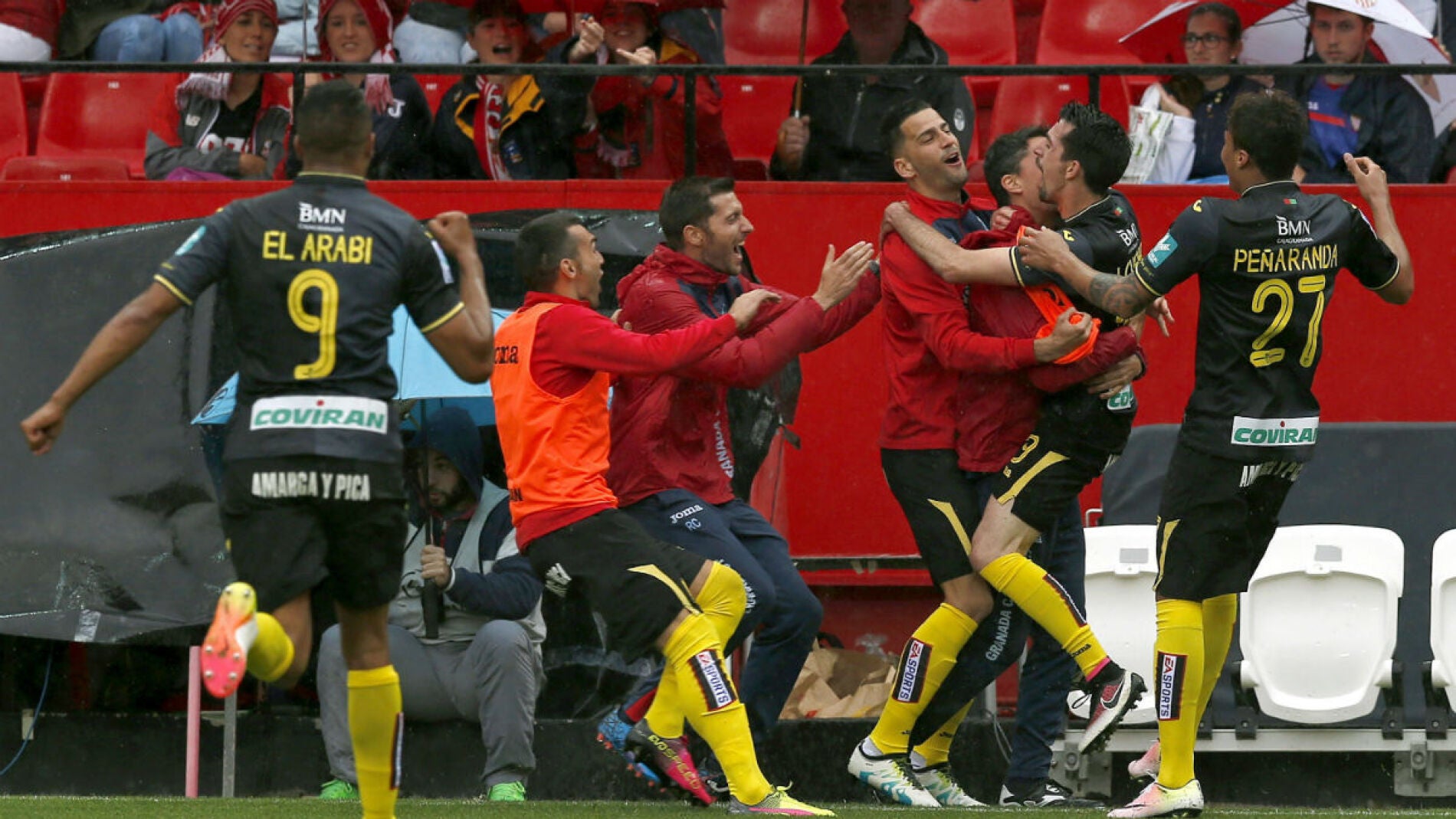 Los jugadores del Granada celebran el gol de Cuenca