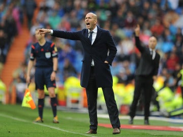 Zidane dando órdenes a sus jugadores