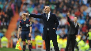 Zidane dando órdenes a sus jugadores
