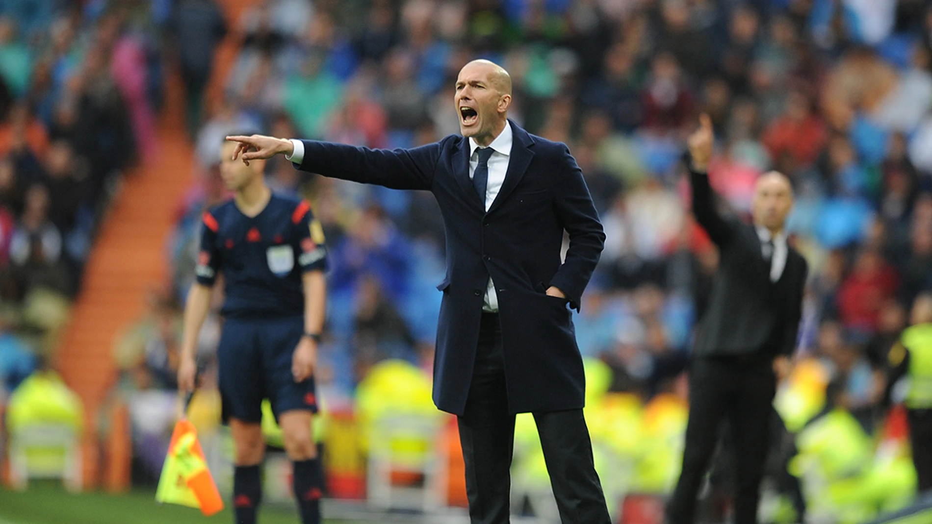 Zidane dando órdenes a sus jugadores Zidane dando órdenes a sus jugadores