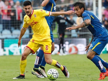 El Getafe y el Sporting durante su empate en la penúltima fecha