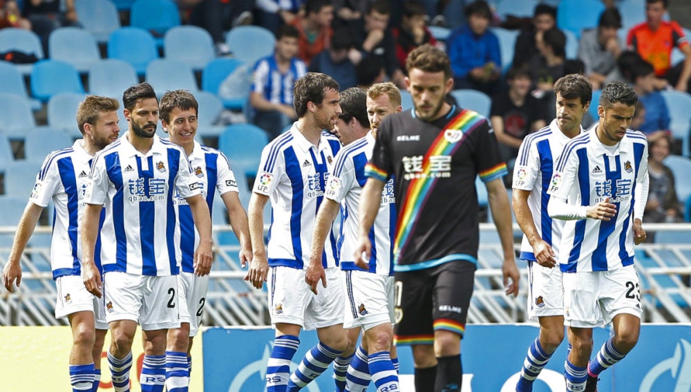 La Real Sociedad celebra un gol ante el Rayo