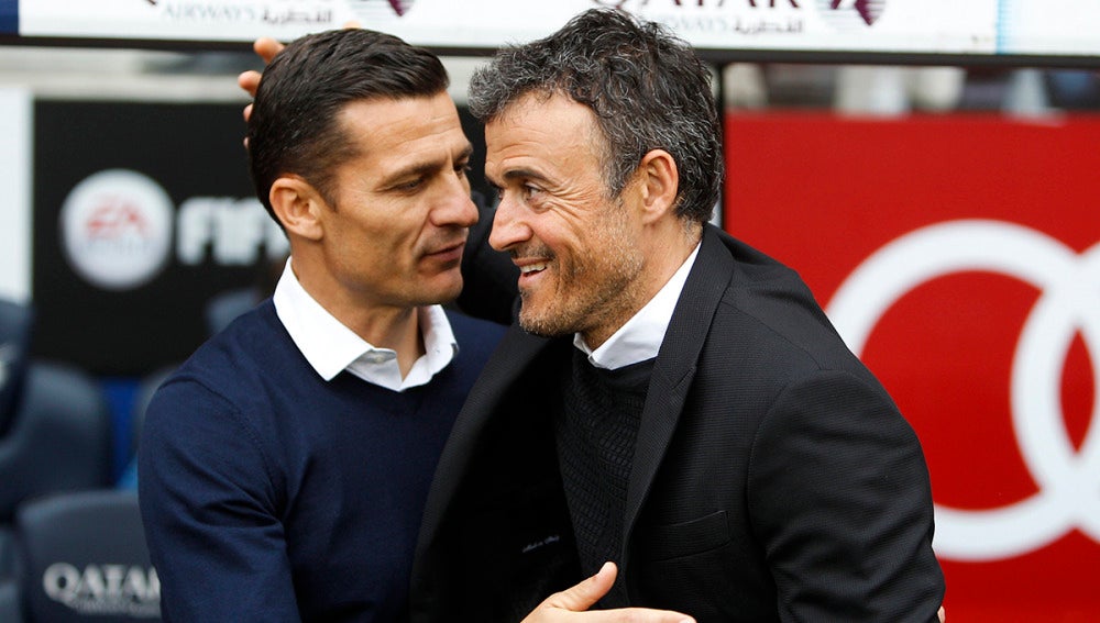 Luis Enrique saluda a Galca