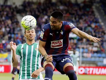 Dos Santos y Ruben Castro disputan el esférico Dos Santos y Ruben Castro disputan el esférico
