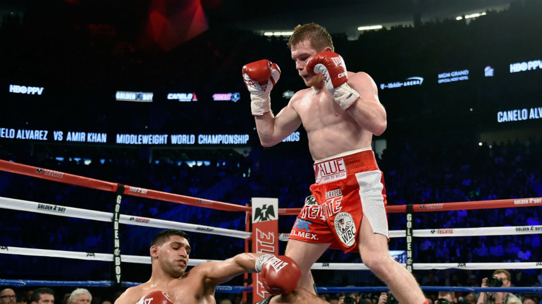 Amir Khan cae a la lona tras el derechazo de 'Canelo' &Aacute;lvarez