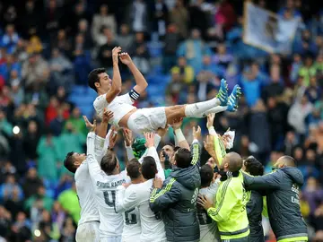 Arbeloa, manteado por sus compañeros Arbeloa, manteado por sus compañeros