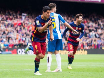 Luis Suárez celebra un gol ante el Espanyol