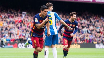Luis Suárez celebra un gol ante el Espanyol