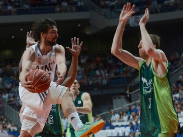 Sergio Llul, del Real Madrid, ante Vázquez, del Unicaja, en el partido jugado en Málaga