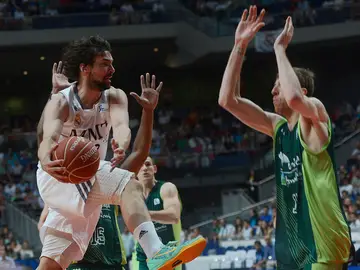 Sergio Llul, del Real Madrid, ante Vázquez, del Unicaja, en el partido jugado en Málaga Sergio Llul, del Real Madrid, ante Vázquez, del Unicaja, en el partido jugado en Málaga