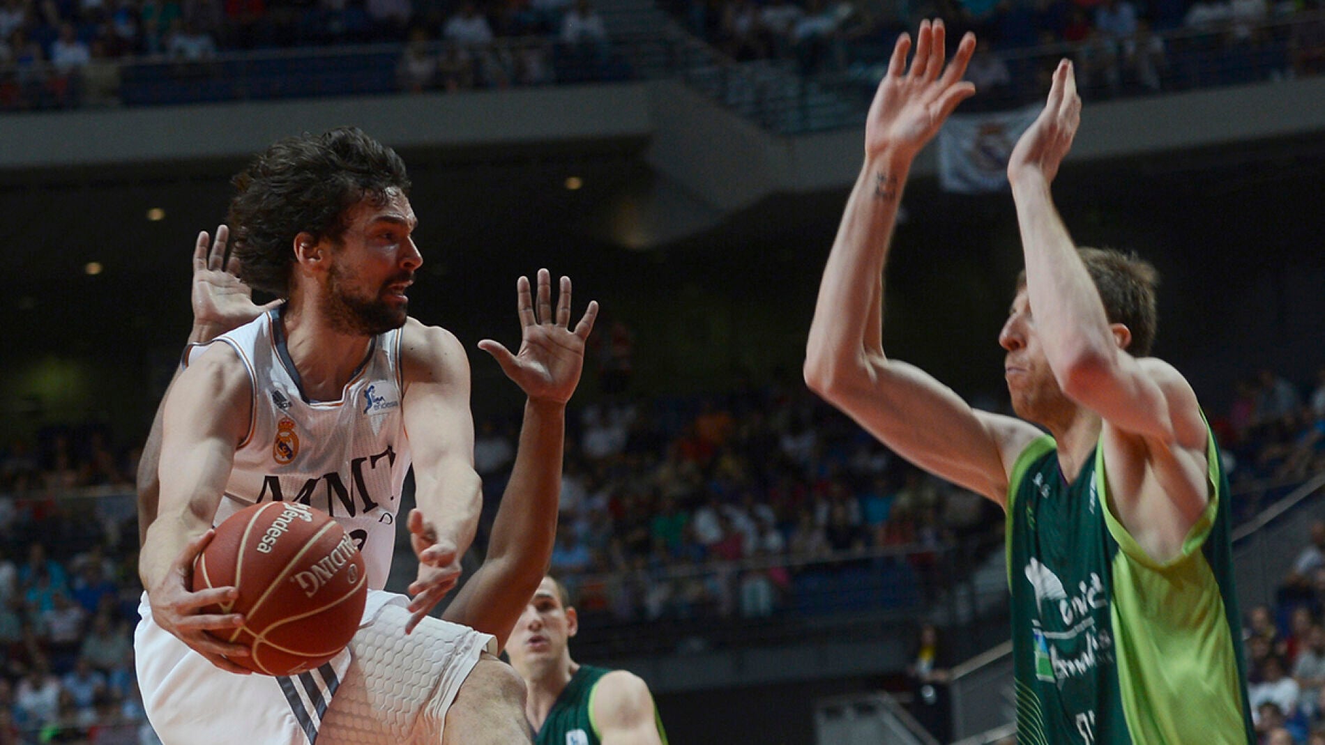 Sergio Llul, del Real Madrid, ante V&aacute;zquez, del Unicaja, en el partido jugado en M&aacute;laga