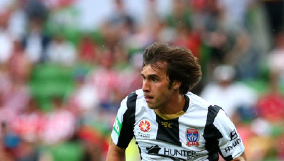 Bernardo Ribeiro con su ex equipo, el Newcastle de Australia