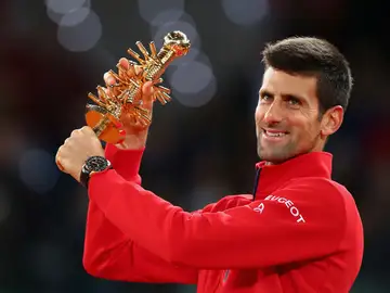 Djokovic levanta el trofeo del Mutua Madrid Open Djokovic levanta el trofeo del Mutua Madrid Open